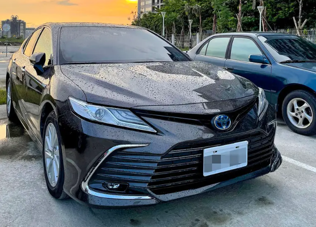 貓與蟲2021｜Toyota Camry Hybrid 2021優點？缺點？隔音, 操控, 底盤, 省油實話實說！滿月心得分享～8.5代凱美麗 / 油電尊爵 / 古銅棕