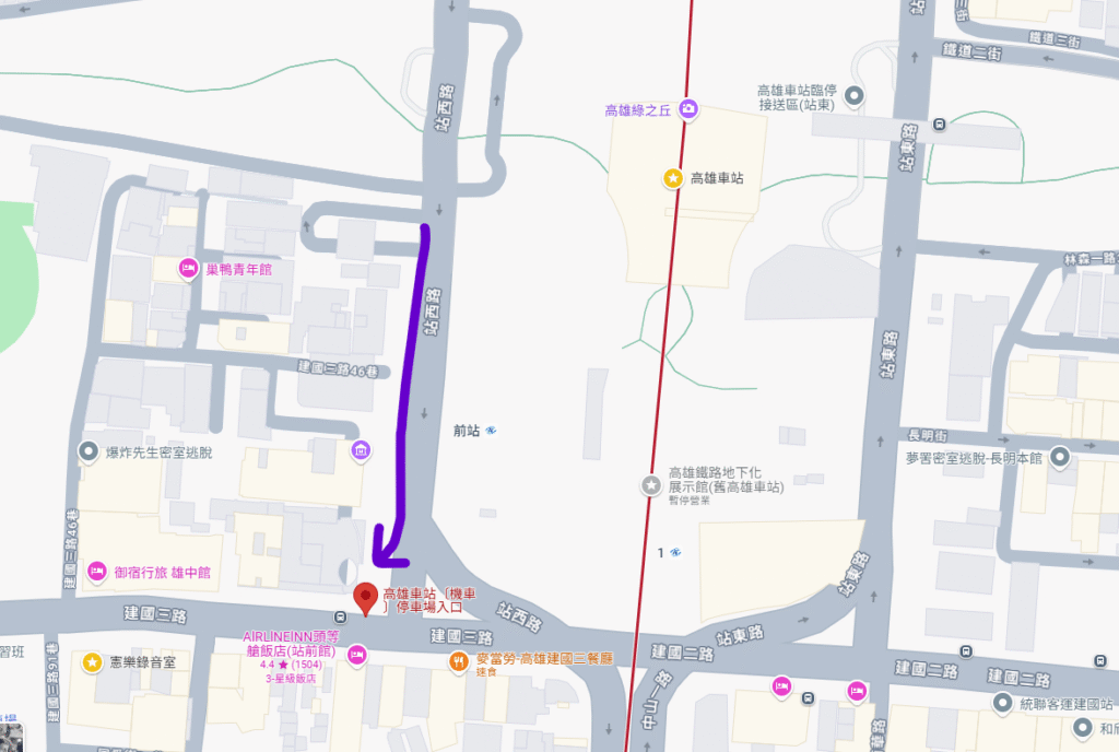 走站西路、右轉建國路,馬上就是機車停車場入口