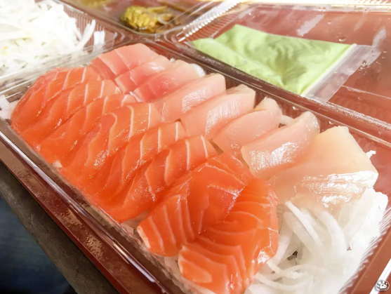 貓與蟲2021月｜嘉義《布袋港漁市》生魚片拼盤愛吃多少就點多少！蚵仔煎、蚵嗲都是必吃～再到高跟鞋教堂晃晃吧～菜單停車資訊附上～