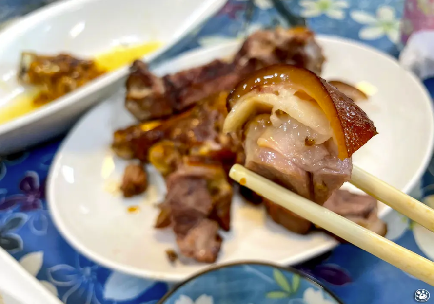 貓與蟲2021,9月｜屏東萬巒《大人物餐廳》每道菜都能吃到店家的用心～兩個人吃一桌也才七百多，炒粄條無敵的吧！菜單價位附上