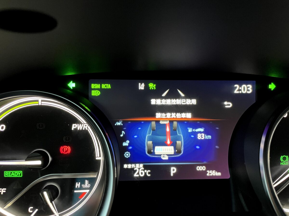 貓與蟲2021｜汽車ACC怎麼設定？教學懶人包！車距、速度調整 3 步驟搞定, 防禦駕駛心得, Toyota Camry 8.5代(2021年式, 古銅棕.棕色實車)為例