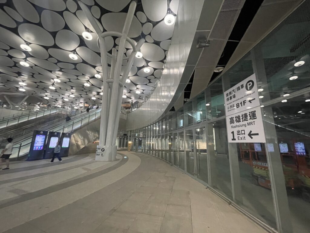 貓與蟲高雄火車站機車停車場站西路入口費用