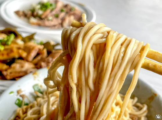 貓與蟲2021｜高雄興達港《中信麵店》(竹滬無名麵店)在地人的麵店！手工麵條口感十足！滷味切一堆肉肉還是好便宜！走台17線去興達港吃海鮮可以順道拐過來～